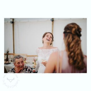 Herzliches ansteckendes Lächeln #hochzeit #braut #hochzeitsfotografie #lachen #smile #bride #weddingday #location #überrasch #erfreut #fotoshooting #reportage #fotografikfux #hochzeitsfotografin #hochzeitwallis #lötschental #kippel
